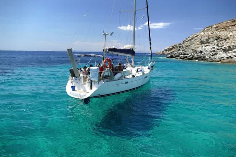 All'ancora in acque cristalline, con l'equipaggio a bordo